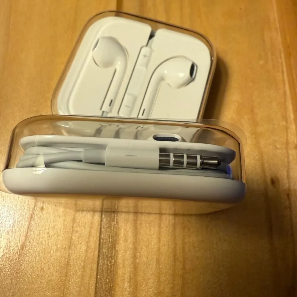 Apple New set of 2 EarPods (3.5mm Headphone Plug) White Earbud Headphones